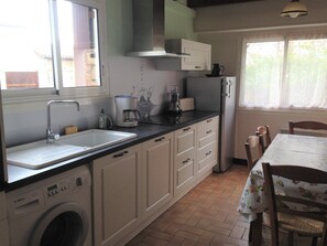 Fridge, microwave, stovetop, dishwasher - Holiday Home 'Maison De Village Avec Jardin' with Private Terrace (Saint trojan les bains)