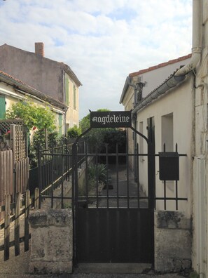 Property grounds - Holiday Home 'Maison De Village Avec Jardin' with Private Terrace (Saint trojan les bains)