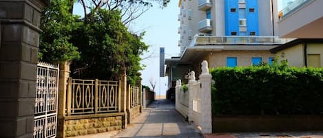 المنطقة المحيطة بالمنشأة