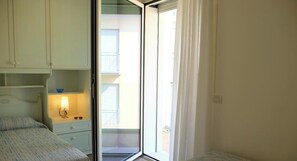 2 dormitorios, tabla de planchar con plancha, ropa de cama