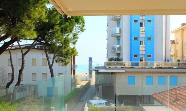 A modern building with a glass facade, a blue and white color scheme, and a view of the sea. - Apartment 'Torre Gidone 2' with Sea View, Private Terrace and Air Conditioning (Lido di Jesolo)