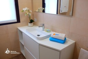 Douche, serviettes fournies