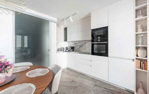 Fridge, microwave, oven, stovetop - Holiday apartment with air conditioning (Poreč)