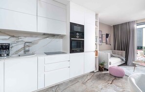 Kjøleskap, mikrobølgeovn, ovn og kokeplater