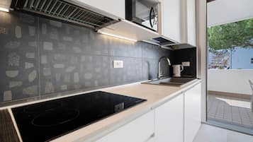 Jääkaappi, mikroaaltouuni, liesi, astianpesukone