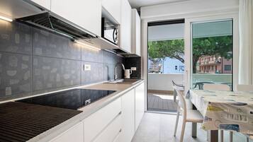 Réfrigérateur, micro-ondes, plaque de cuisson, lave-vaisselle