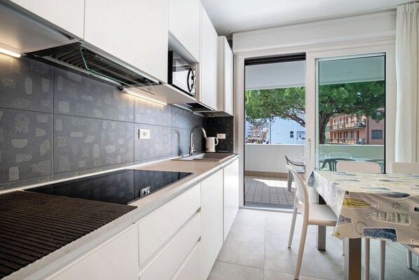 Fridge, microwave, stovetop, dishwasher