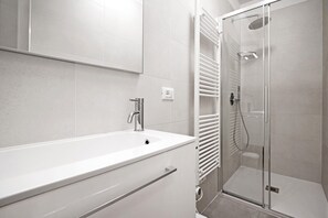 Douche, sèche-cheveux, serviettes fournies