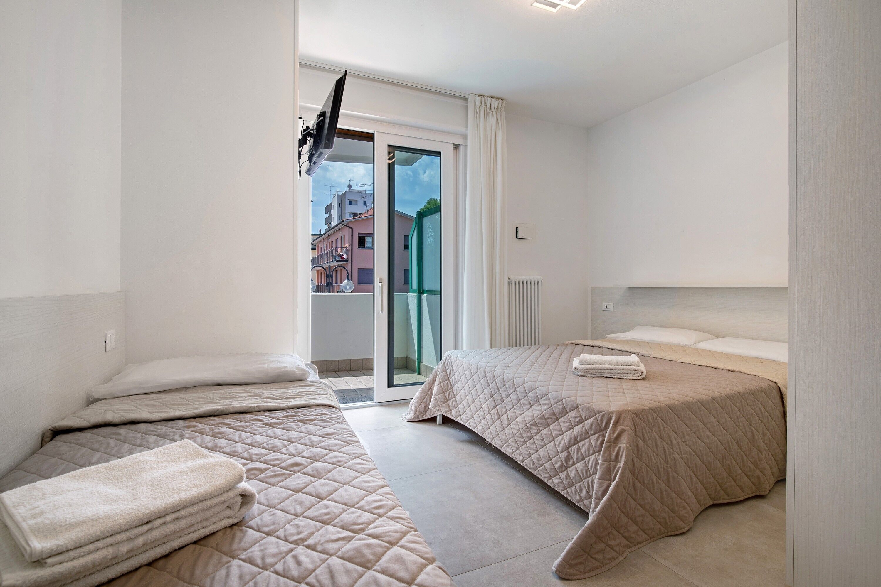 2 bedrooms, iron/ironing board, bed sheets