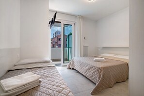 2 habitaciones, tabla de planchar con plancha y ropa de cama 