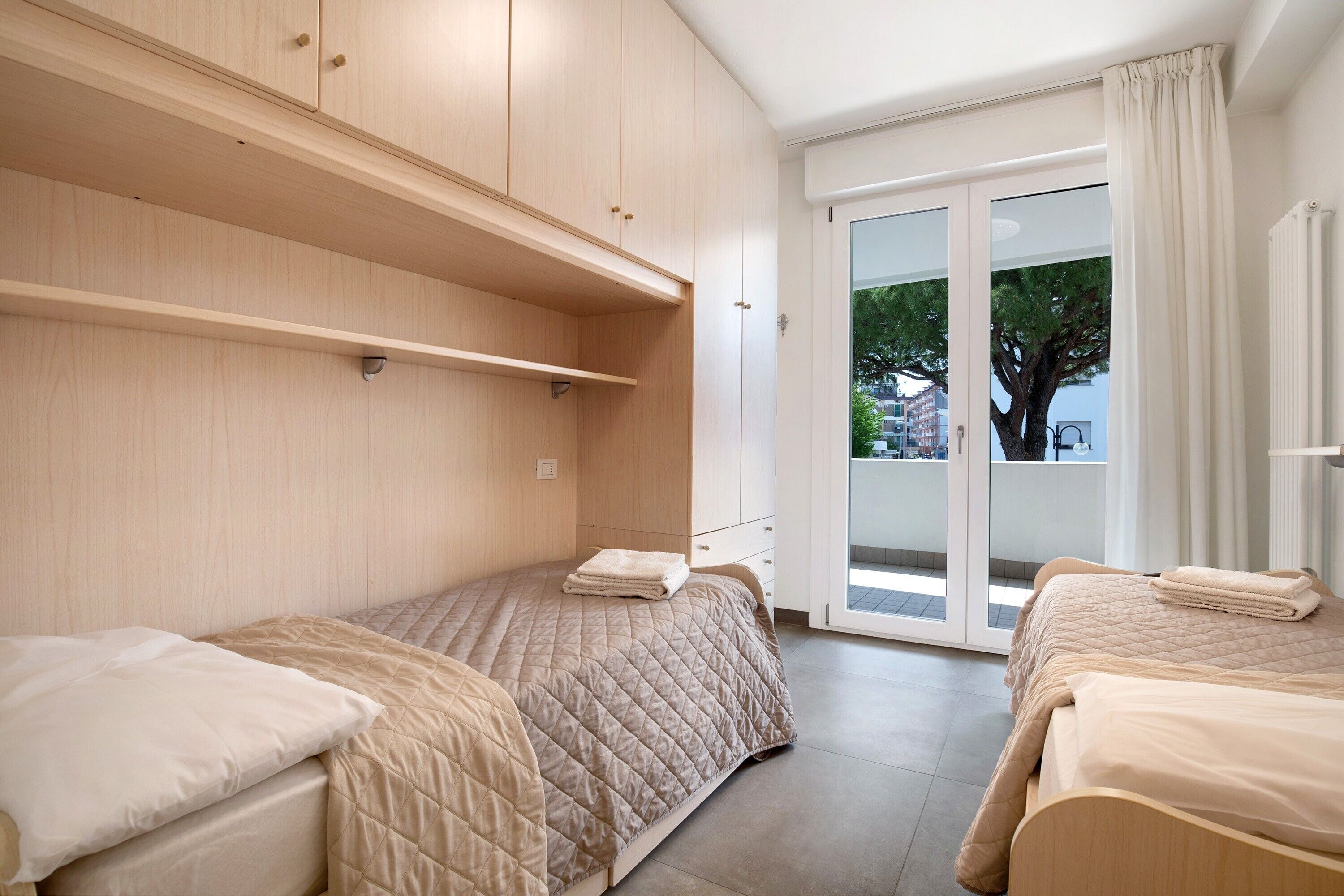 2 bedrooms, iron/ironing board, bed sheets