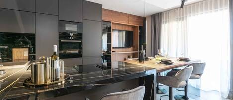 Kühlschrank, Mikrowelle, Ofen, Herdplatte