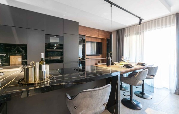 Réfrigérateur, micro-ondes, four, plaque de cuisson