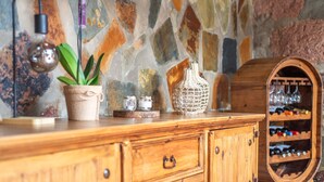Ein Holzschrank mit Schubladen, eine dekorative Vase, ein Blumentopf und ein Weinkühler.