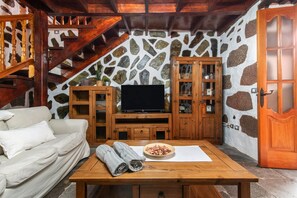 TV - Vacation Home 'El Patio Canario' with Sea View, Private Terrace and Wi-Fi (Firgas)