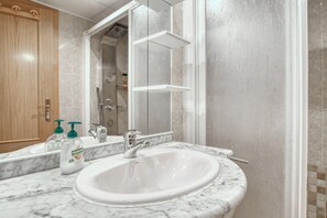 Douche, serviettes fournies