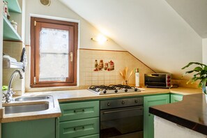 Jääkaappi, uuni, liesi, kahvin-/teenkeitin