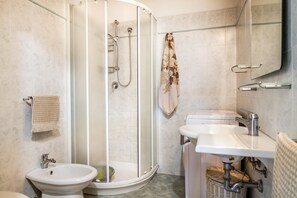 Shower, hair dryer, towels - Apartment 'Villa Rosanna' with Private Terrace, Private Garden and Air Conditioning (Castiglione della pescaia)