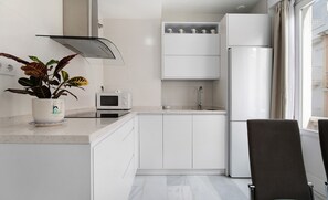 Kühlschrank, Mikrowelle, Herdplatte, Wasserkocher mit Kaffee-/Teezubehör