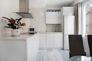 Frigorifero, microonde, piano cottura, macchina per tè/caffè