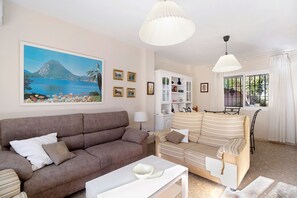 TV, fireplace - Villa 'Valdelagrana' with Shared Pool, Wi-Fi and Air Conditioning (El Puerto de Santa María)