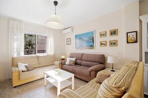 TV, fireplace - Villa 'Valdelagrana' with Shared Pool, Wi-Fi and Air Conditioning (El Puerto de Santa María)