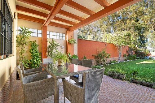 Villa 'Valdelagrana' avec piscine partagée, Wi-Fi et climatisation