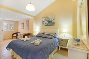 4 bedrooms, iron/ironing board, free WiFi, bed sheets - Villa 'Valdelagrana' with Shared Pool, Wi-Fi and Air Conditioning (El Puerto de Santa María)