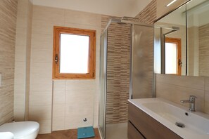 Douche, sèche-cheveux, serviettes fournies