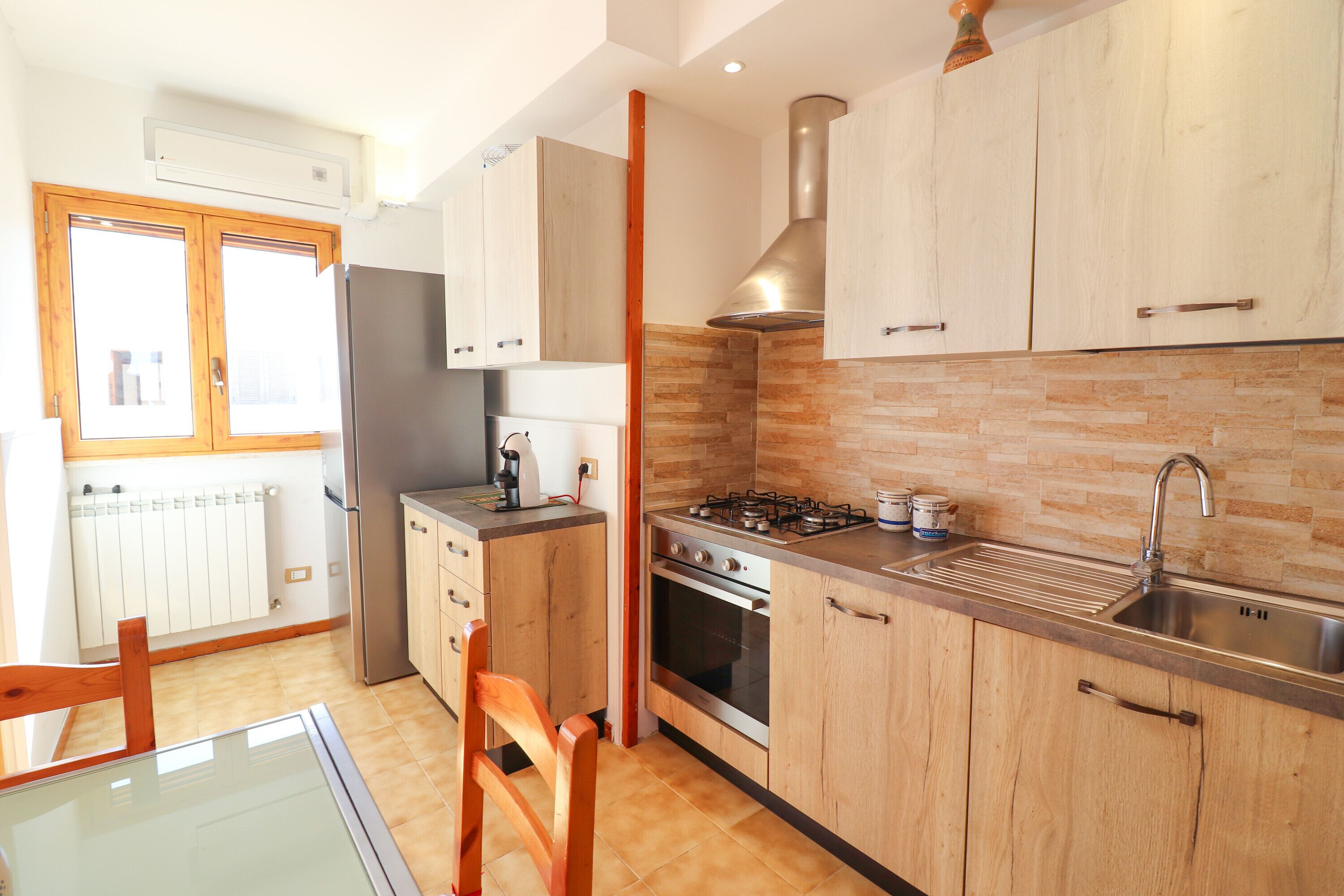 Kylskåp, ugn, spishäll och diskmaskin