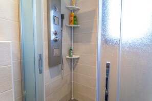 Dusche, Haartrockner, Handtücher