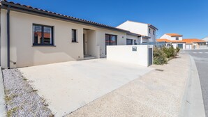 A modern building with a flat roof, a concrete driveway, and a clear sky. - Villa Rascola Piscine 4 Stars with private pool, Wi-Fi and air conditioning (Le Boulou)