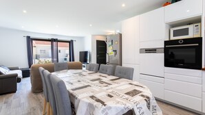 A modern kitchen with white cabinetry, a Bosch oven, and a microwave. - Villa Rascola Piscine 4 Stars with private pool, Wi-Fi and air conditioning (Le Boulou)