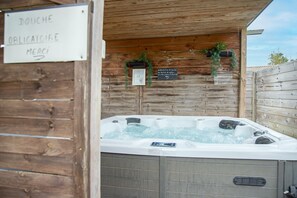 Outdoor spa tub