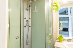 Shower - Cottage 'New - Gite Angelina Piscine Et Spa' with Shared Pool, Private Terrace and Wi-Fi (Saint-Jean-de-Monts)