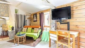 Una televisión, una mesa de tenis de mesa