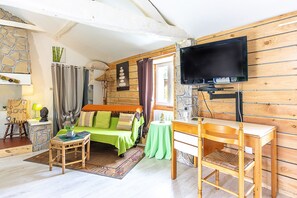 Een televisie en een tafeltennistafel