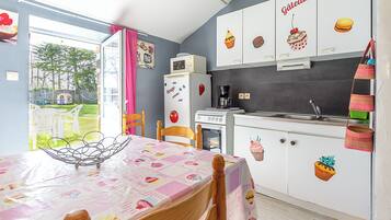 Frigorífico, microondas, horno y placa de cocina