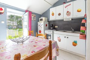 Fridge, microwave, oven, stovetop - Cottage 'New - Gite Lylou Piscine Et Spa' with Shared Pool, Private Terrace and Wi-Fi (Saint-Jean-de-Monts)