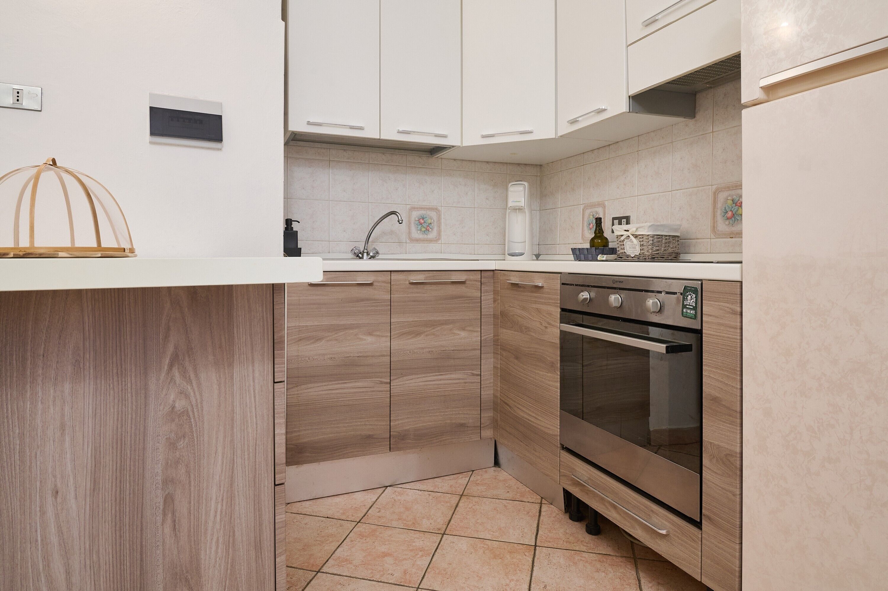 Refrigerador, horno, placa de cocina, tetera/pava eléctrica