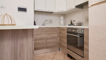 Refrigerador, horno, placa de cocina, tetera/pava eléctrica