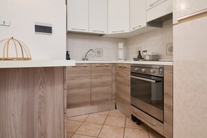 Kühlschrank, Ofen, Herdplatte, Wasserkocher