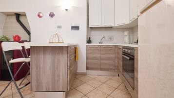 Réfrigérateur, four, plaque de cuisson, bouilloire électrique