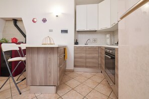 Kühlschrank, Ofen, Herdplatte, Wasserkocher