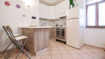 Refrigerador, horno, placa de cocina, tetera/pava eléctrica