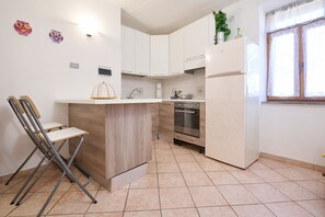 Kühlschrank, Ofen, Herdplatte, Wasserkocher