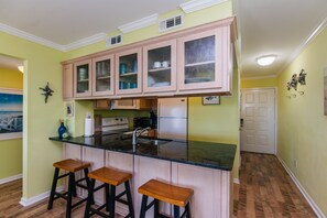 Kjøleskap, mikrobølgeovn, ovn og kokeplater