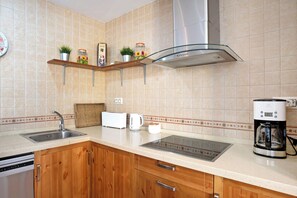 Frigorifero, microonde, forno, piano cottura