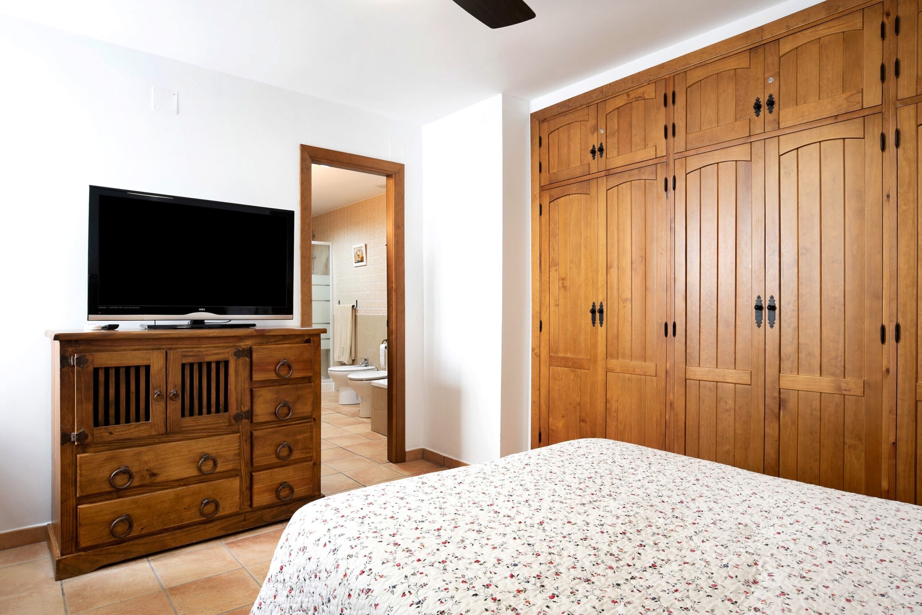 4 bedrooms, iron/ironing board, free WiFi, bed sheets