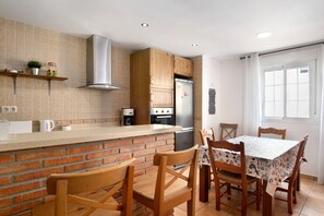 Fridge, microwave, oven, stovetop - Apartment 'Villa Azorin Conil Solo Familias' with Wi-Fi and Air Conditioning (Conil de la Frontera)